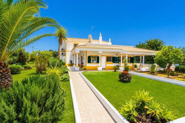 Villa voor 8 personen, met Terras en Tuin in Armação de Pera