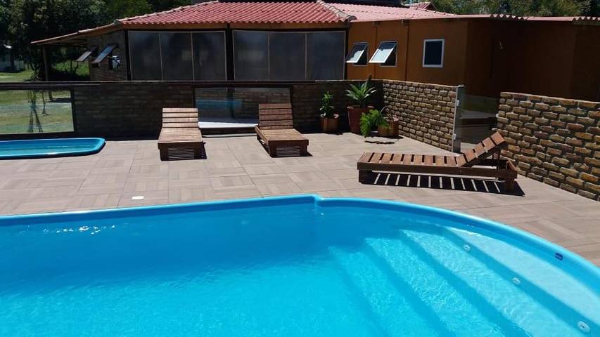 Pousadas para 3 pessoas, com piscina e jardim e ainda balcão and vista, com animais de estimação em Rio Grande