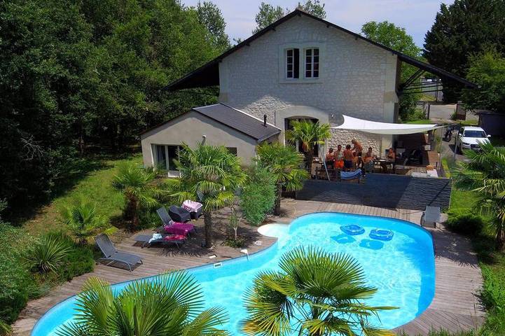 Location de vacances pour 9 personnes, avec terrasse et jardin dans Sazilly