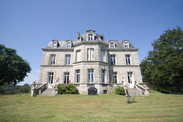 Hôtel pour 2 personnes, avec jardin ainsi que terrasse et vue à Saint-Just-le-Martel