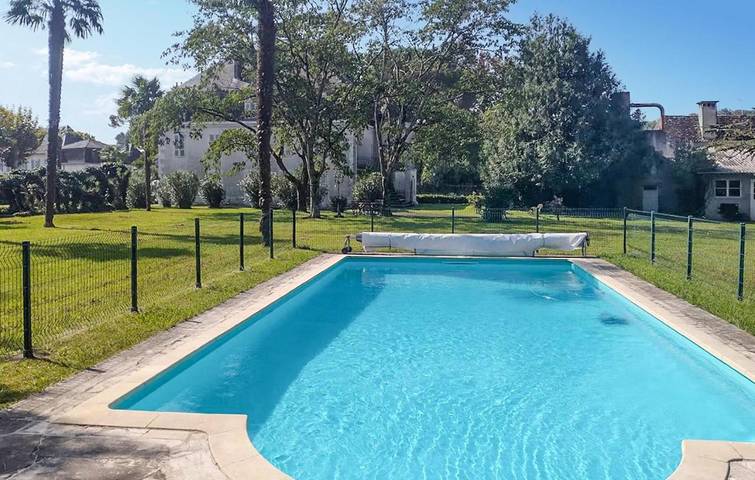 Location de vacances pour 10 personnes, avec jardin et piscine dans Rivehaute