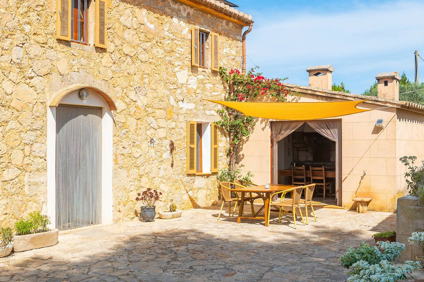 Casa rural 'Manenta' con vistas a la montaña, piscina privada y Wi-Fi in Manacor, Mallorca Este