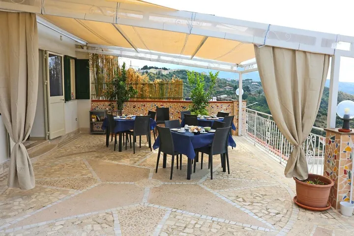 Alojamiento y desayuno para 2 personas, con vistas además de terraza y jardín - 1
