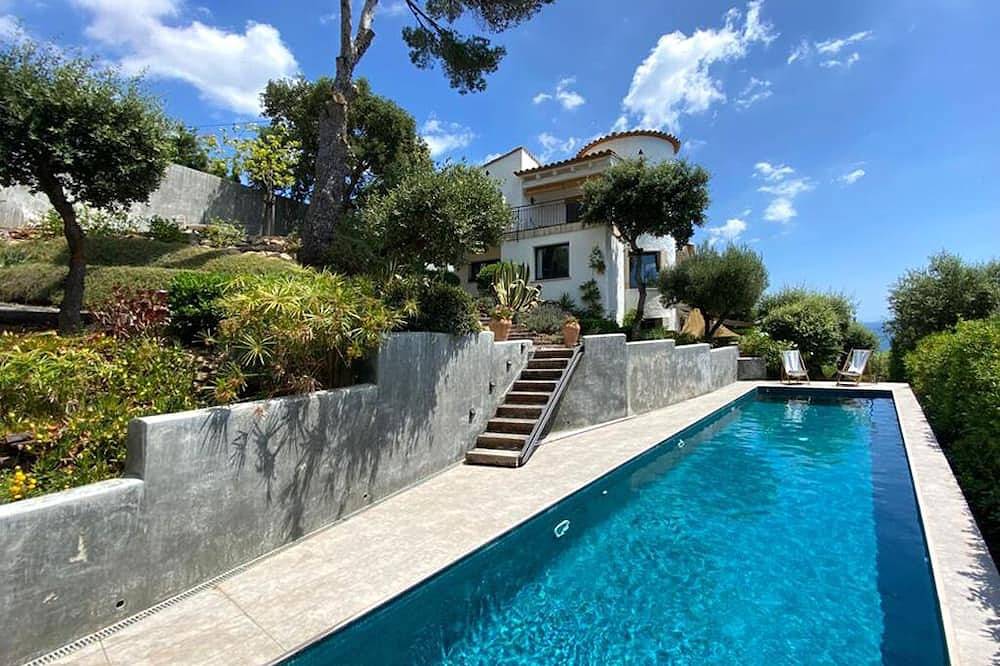Villa \"Entre Ciel Et Mer\" Avec Vues Sur La Mer Et La Campagne +  Piscine Privée in Calella de Palafrugell, Palafrugell
