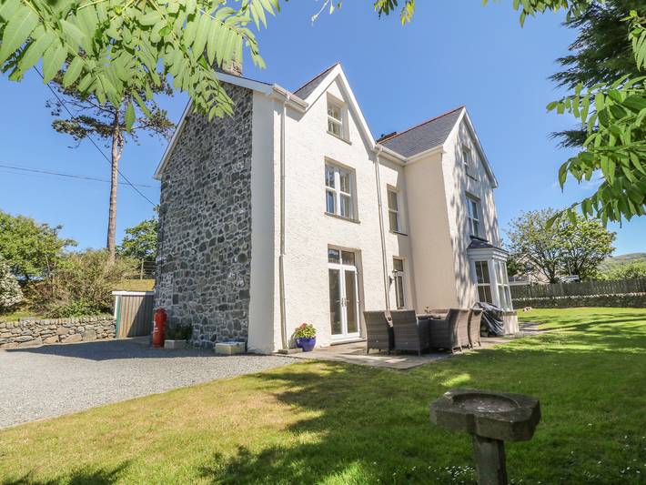 Cottage for 10 people, with Garden and Pool in North-Wales