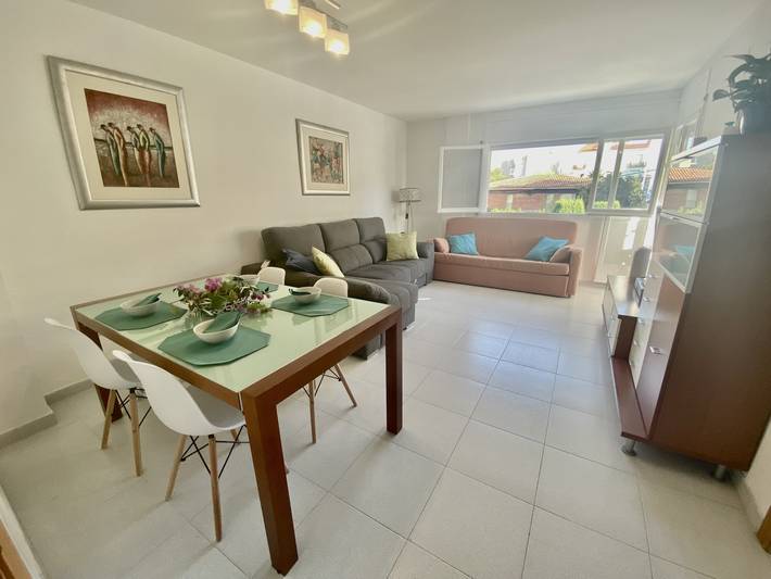 Apartamento vacacional entero, Tramuntana piso · Calafell · 3 dormitorios · 3 camas · 1,5 baños in Platja de les Madrigueres (el Vendrell), Vendrell
