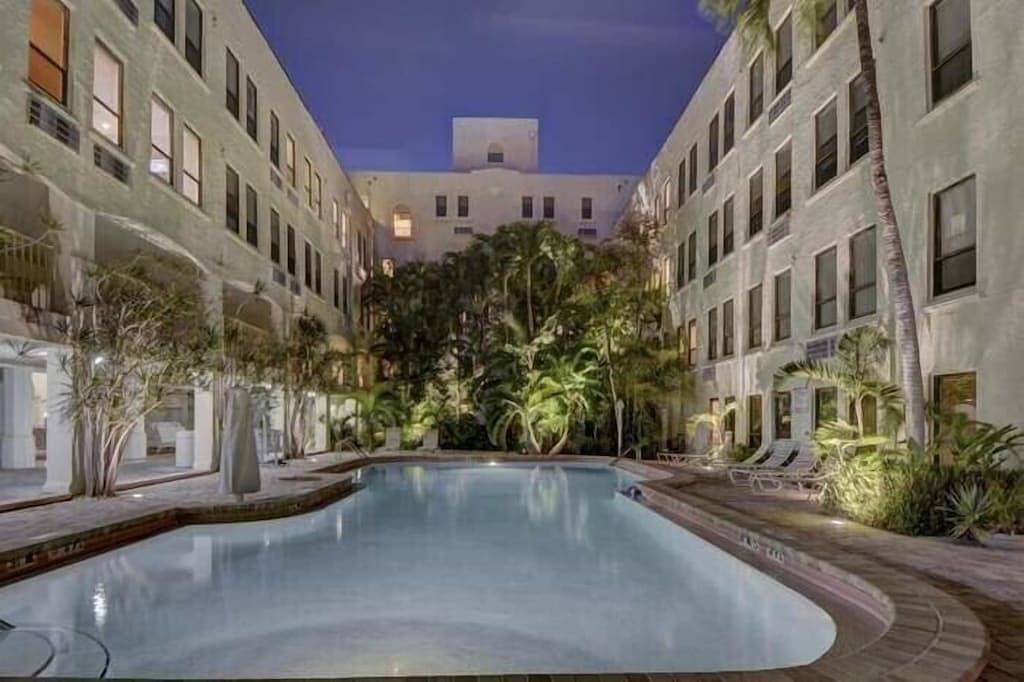 Ganze Wohnung, Delux Queen Room , 1 block to the Beach, Tv, Pool, Wifi in Palm Beach, Palm Beach County