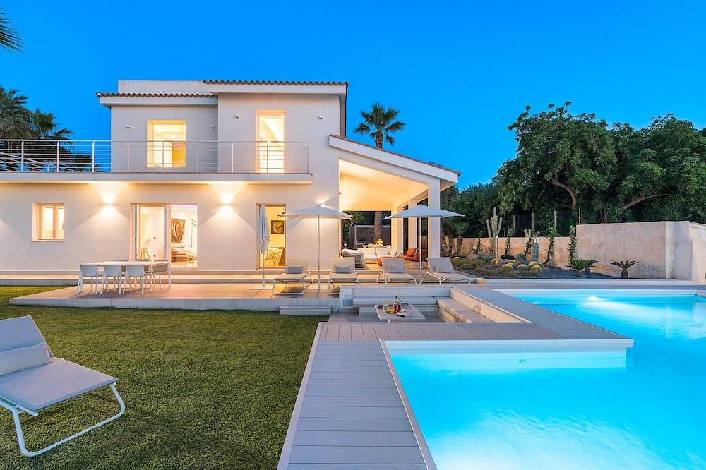 Luxury  villa with pool, Jacuzzi and direct access to the sea, Di Casa In Sicilia in Isola (Italien), Syrakus