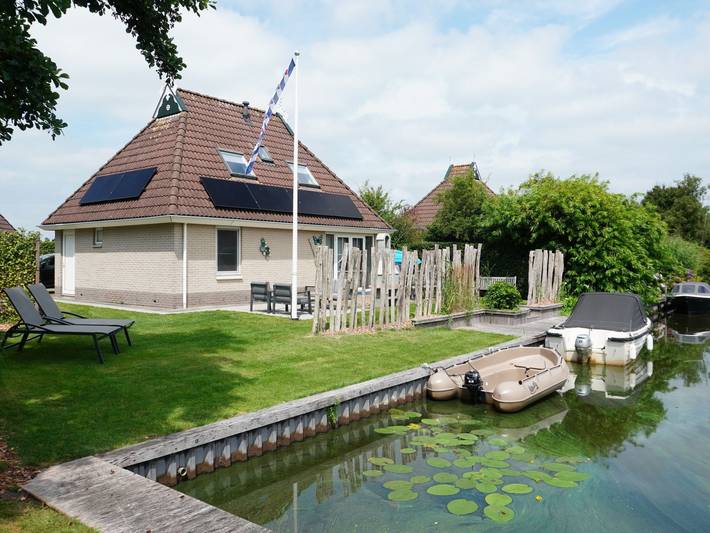 Vakantiepark voor 8 personen, with sauna and terras as well as tuin in Friesland