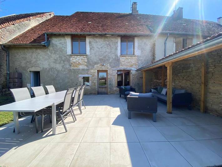 Location de vacances pour 9 personnes, avec Terrasse ainsi que Jardin et Vue dans Cesancey