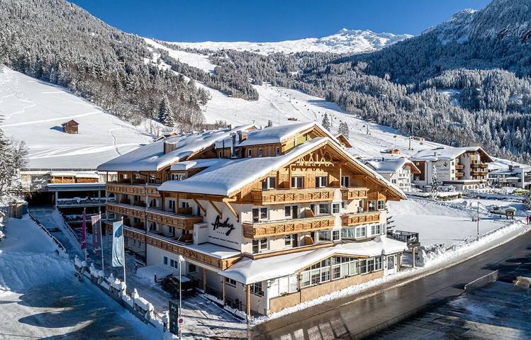 Hotel für 4 Personen, mit Balkon und Terrasse sowie Whirlpool und Garten im Pitztal