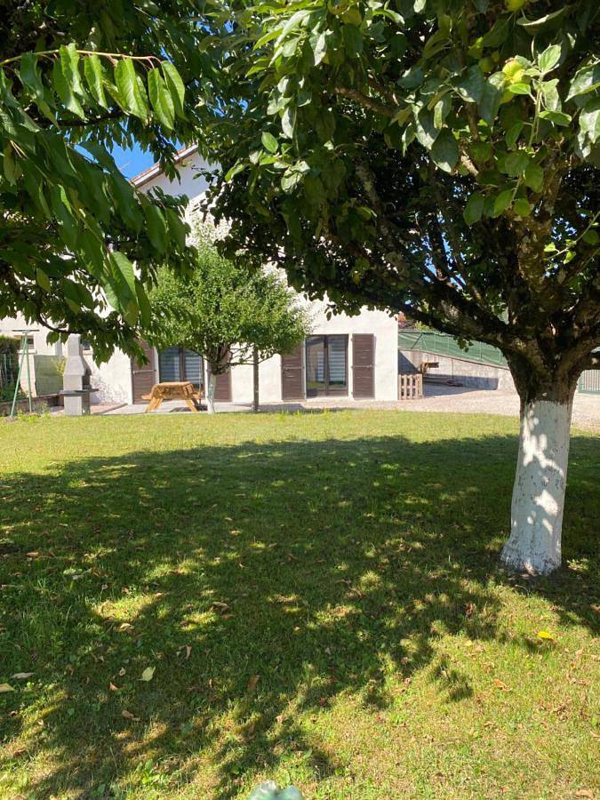 Location de vacances pour 8 personnes, avec jardin à Raddon-et-Chapendu