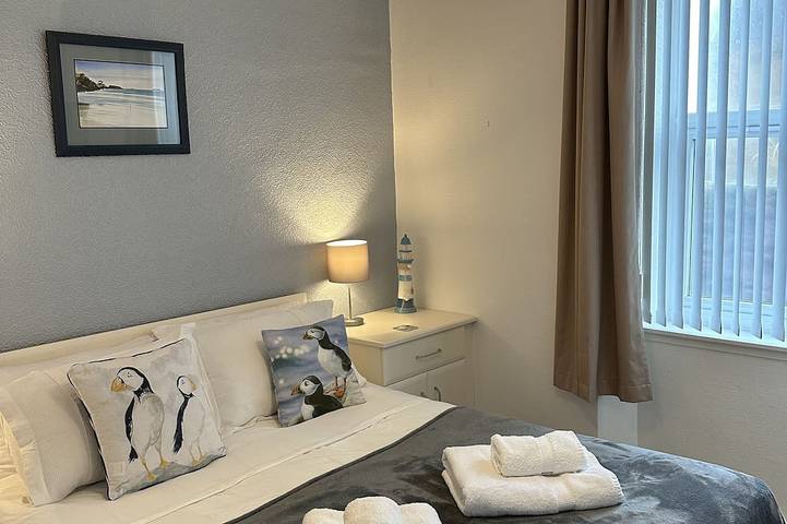 Entire apartment, Stunning location - beachfront ground floor flat with private parking. Fab views in North Berwick, Edinburgh and Lothian