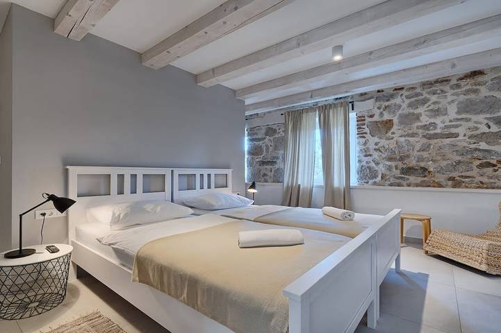 Villa Blue Bay - villa fronte mare con piscina per 10 ospiti sull'isola di Ugljan in Sutomiscica, Isola di Ugljan