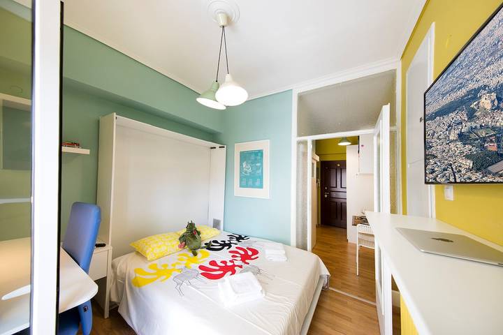 Entire apartment, -Startupper's Pad in real Athenian nei in Central Section of Athens, Athens