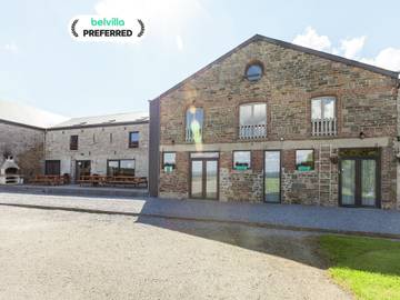 Location de vacances pour 32 personnes, avec terrasse ainsi que jardin et sauna, adapté aux familles à Ouffet