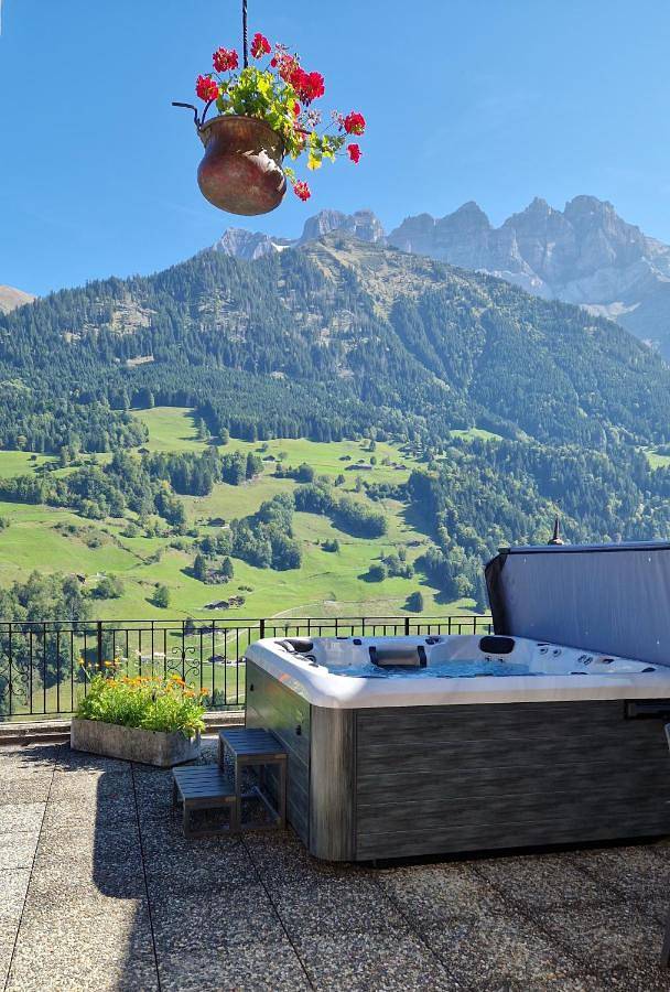 Ferienhaus für 14 Personen, mit Balkon und Whirlpool sowie Terrasse und Garten in Val-d'Illiez