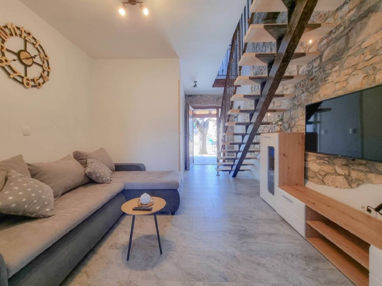 Ganze Wohnung, Mediterranes und hundefreundliches Apartment nur 600 Meter zum Strand in Novigrad, Umag und Umgebung