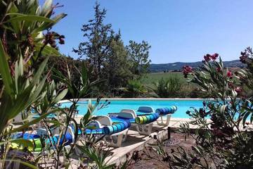 Location de vacances pour 9 personnes, avec jardin et piscine à Sainte-Eulalie (Aude)