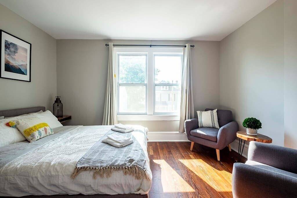 Modern & Large House ❤️ 10 Bed / 4 Bath / 2 Kitchens | Host 26 Guests in Columbus, Ohio