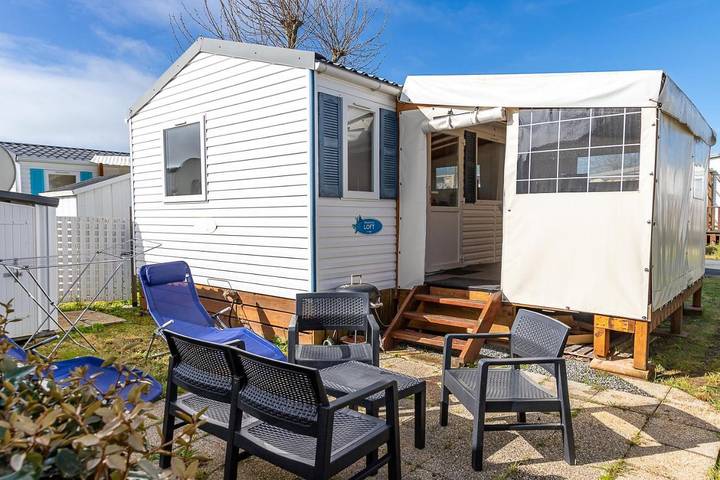 Camping pour 5 personnes, avec jacuzzi et sauna ainsi que piscine et terrasse