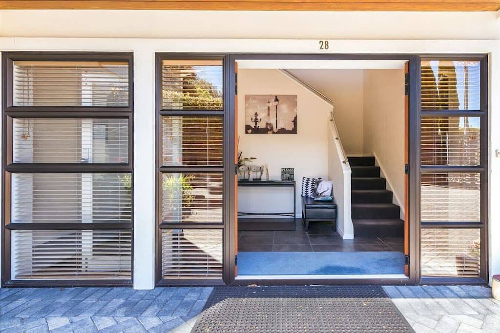 Riverside Villa - Großes modernes Haus am Ufer des Waikato River in Taupo, Taupo District