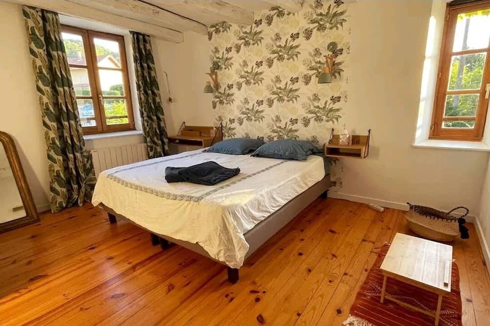 La Ferme Tchoukar, Ferme Dauphinoise à 10min du lac à Pied in Bilieu, Paladru-See