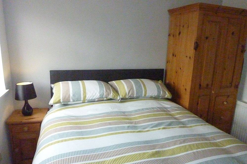 Honeysuckle Cottage, 2 bed, sleeps 3, family-friendly and pet-friendly in Derbyshire