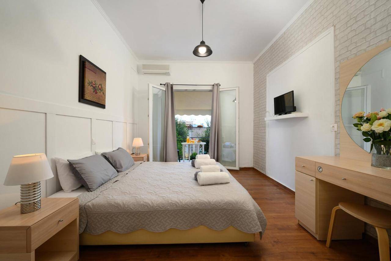Olive Grove Poolside Apartments in Benitses, Corfu, Corfou