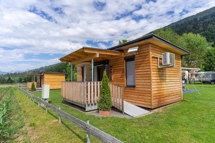 Chalet für 4 Personen, mit Terrasse und Garten sowie Pool und Ausblick