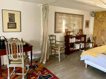 Gîte pour 3 personnes, avec vue ainsi que terrasse et jardin à Noyers