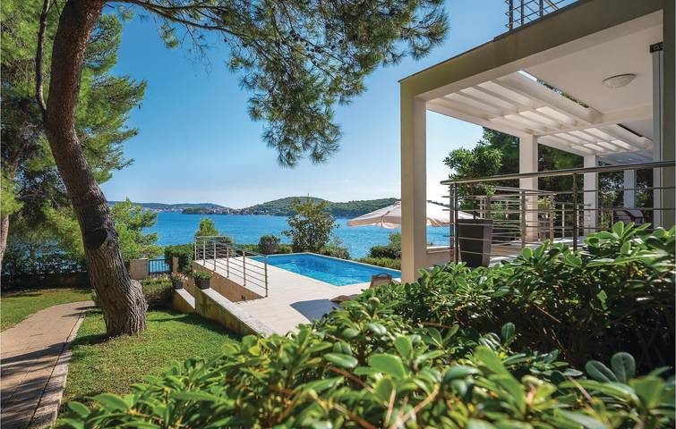 Amplio apartamento con piscina, terraza y wifi - A 1 km de la playa in Rogoznica, Condado de Šibenik-Knin