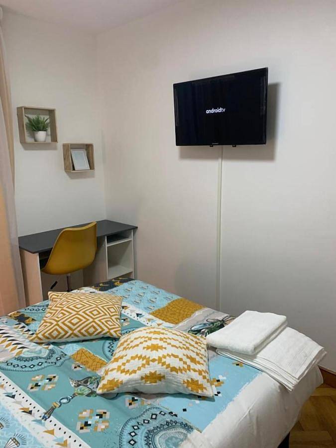 Chambre Privée Face arrêt de Tram proche métro 5 Pablo Picasso, Chambres individuelles , La cuisine , le Wc et la salle de bain sont en commun in Bobigny, Seine-Saint-Denis