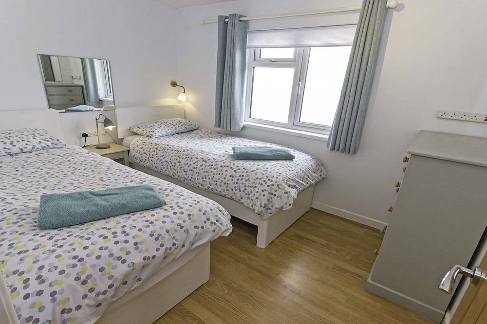 Swallows Beach Chalet |Sleeps 6 Walk to the Beach in Croyde, Devon