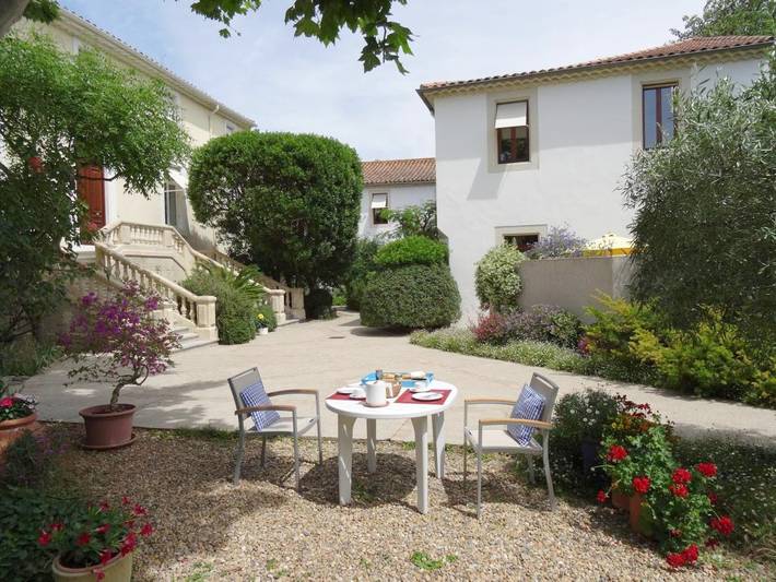 Gîte pour 2 personnes, avec Balcon et Terrasse ainsi que Jardin et Piscine à Nissan-lez-Enserune