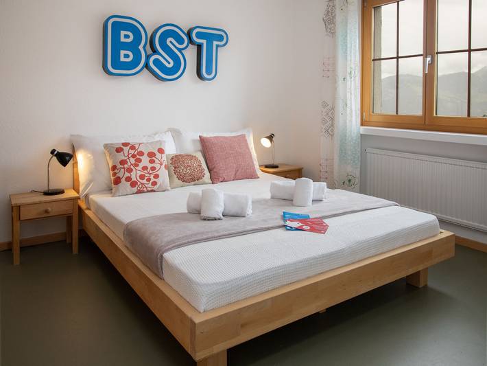Ferielejlighed for 4 personer, med sauna og udsigt såvel som balkon og have, husdyr tilladt i Schweiz