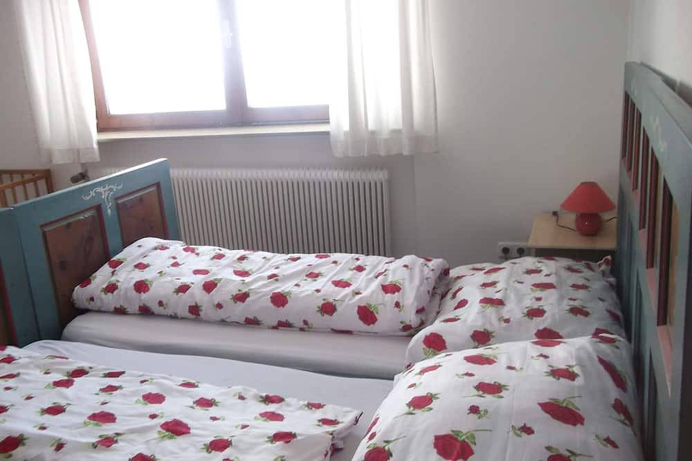 Ganze Wohnung, 100 Euro Gutschein für Schikurs pro Kind, ruhig, direkt neben Skilift in Tuxer Alpen, Kolsassberg