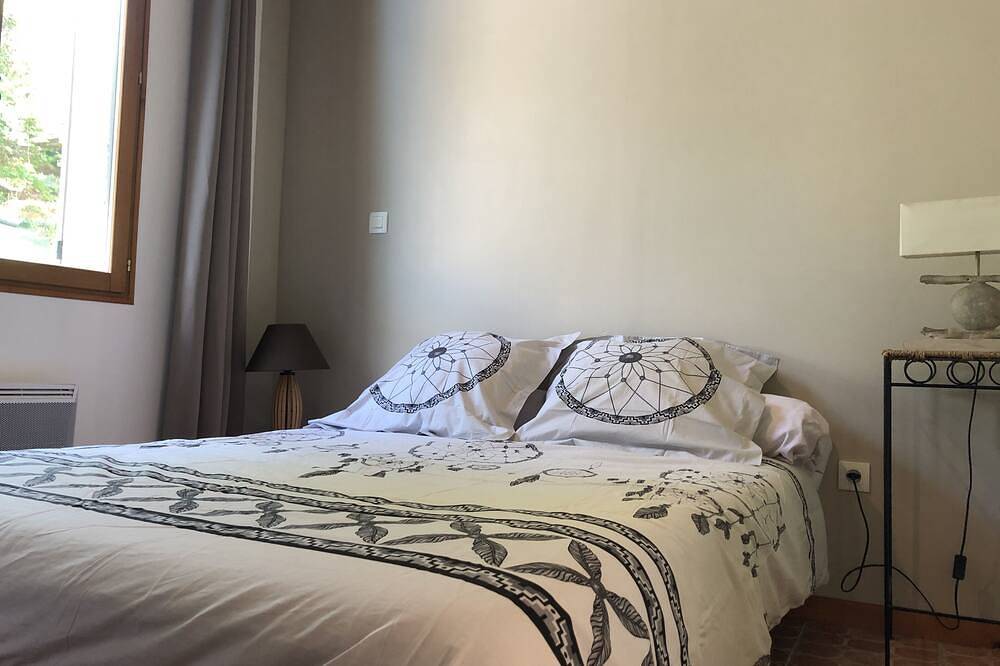 Independent cottage - private terrace - shared swimming pool in Simeyrols, Périgord Noir