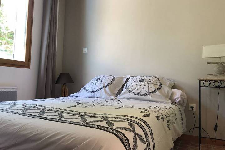 Gîte pour 4 personnes, avec terrasse ainsi que jardin et piscine à Simeyrols - 3