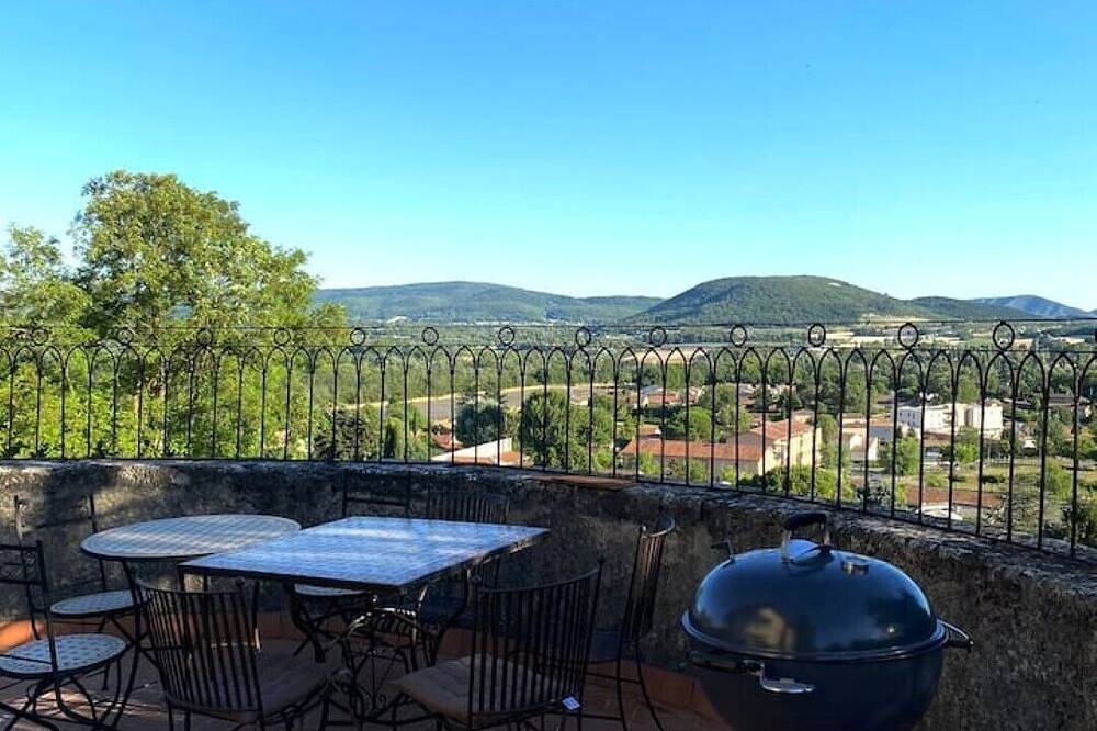 Ganze Wohnung, Apartment in a 13th-Century Château — Private Terrace, Pool & Panoramic Views in Montboucher-sur-Jabron, Nyons und Umgebung