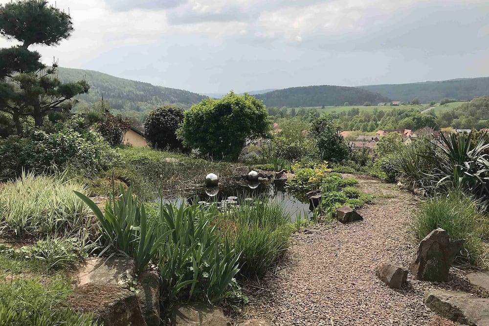 Ganze Wohnung, Helles Appartement (68 qm) für bis zu 4 Personen mit Terrasse und Aussicht über das Saaletal in Bad Bocklet, Rhön-Bayern