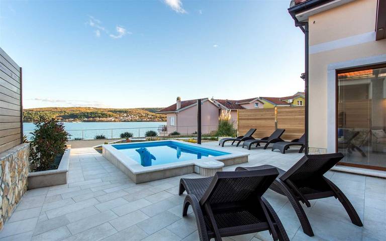 Ferienhaus für 6 Personen, mit Terrasse und Meerblick sowie Balkon/Terrasse und Pool auf Krk - 2