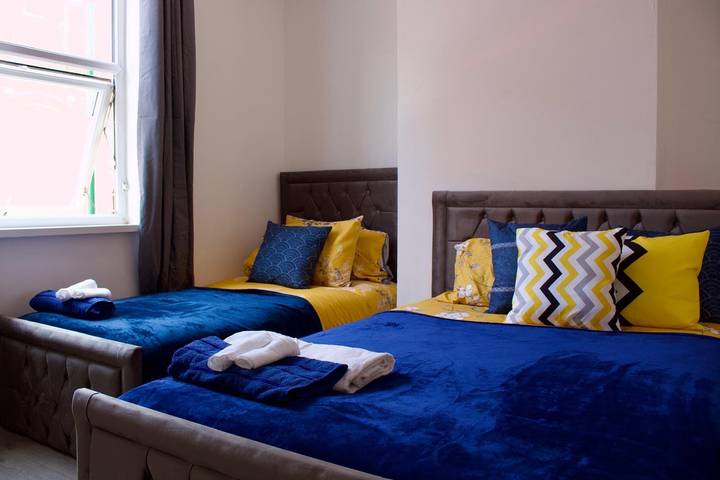 Green Corner House Sleeps 6 & Free Parking in Nottingham, East Midlands