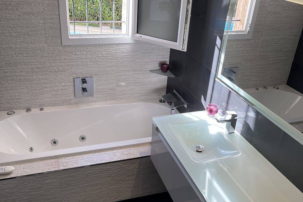 Confortable Villa Cote D\"Azur Avec Piscine Privee in Cagnes-sur-Mer, Côte méditerranéenne (France)