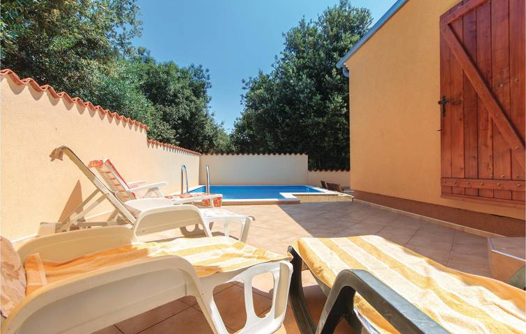 Acogedor apartamento de 2 dormitorios con piscina cerca de la playa y de los lugares de interés locales in Vinkuran, Costa sur de Istria