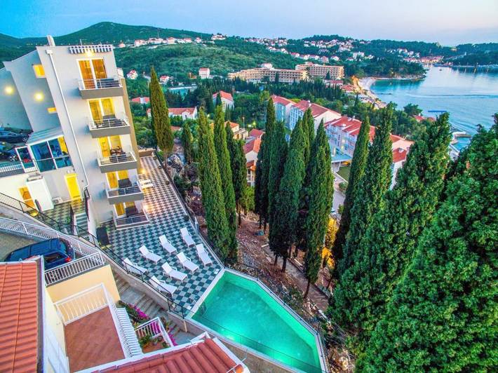 Ferienwohnung für 4 Personen, mit Pool und Balkon sowie Ausblick, kinderfreundlich in Cavtat