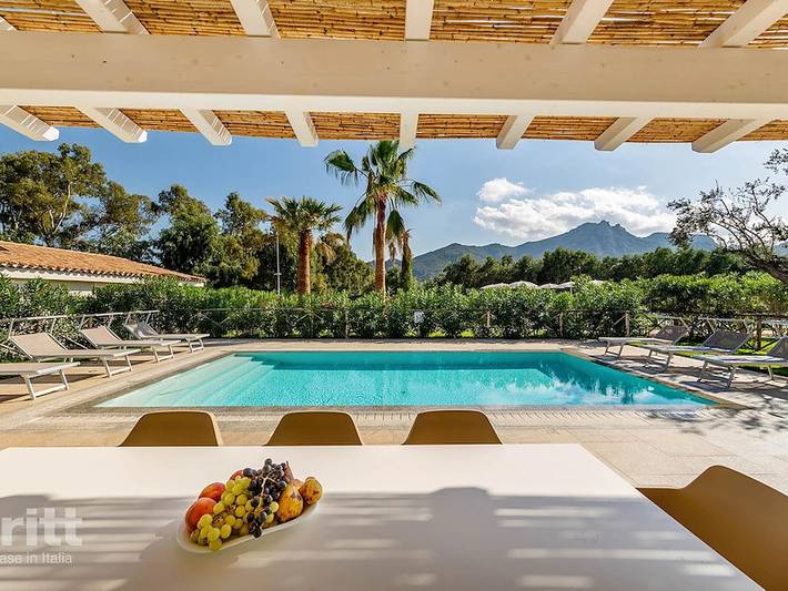 Village vacances pour 8 personnes, avec terrasse ainsi que balcon/terrasse et piscine en Sardaigne