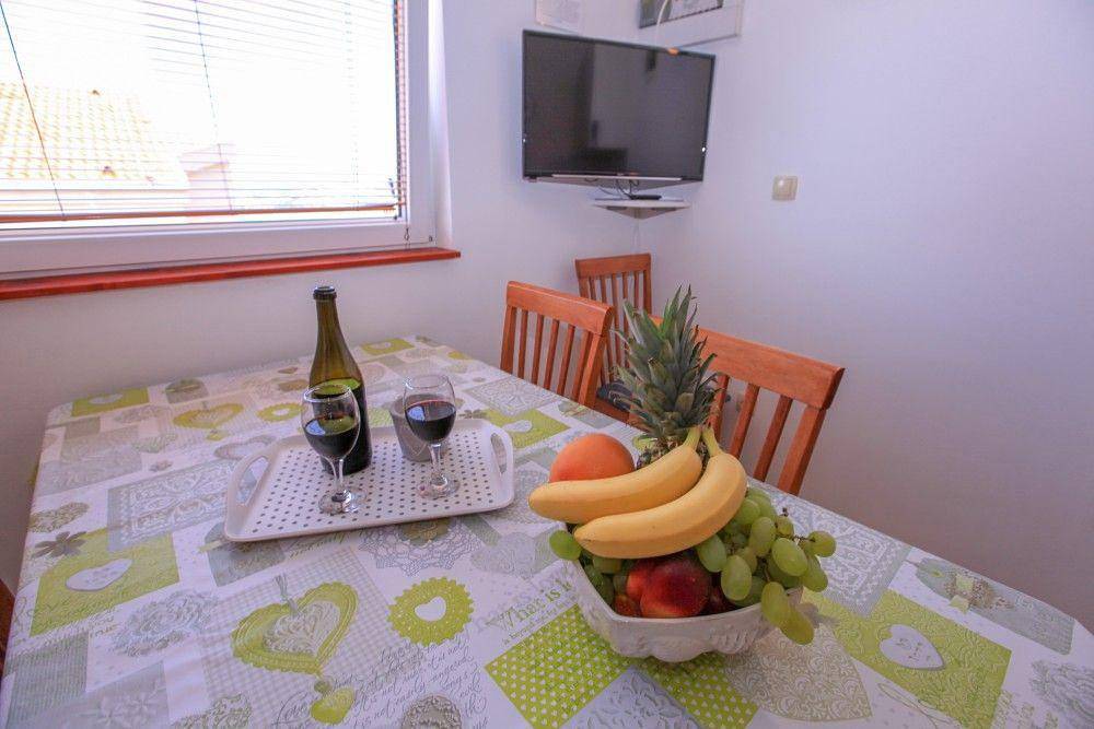 Ganze Ferienwohnung, Ferienwohnung in Stara Novalja mit Grill, gemeinsamem Pool und Garten in Stara Novalja, Pag