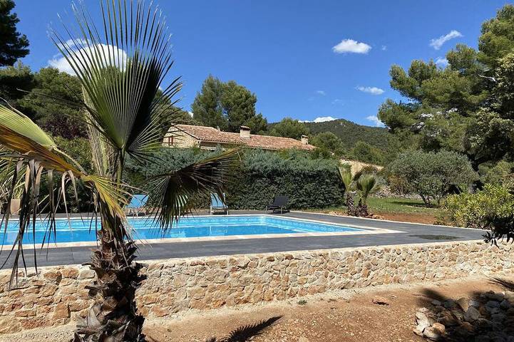 Gîte pour 4 personnes, avec terrasse ainsi que jardin et piscine