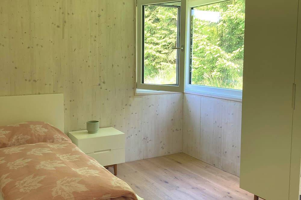 Mountain chalet with huge private garden in picturesque `Salzkammergut´ in Salzkammergut-Berge, Pinsdorf